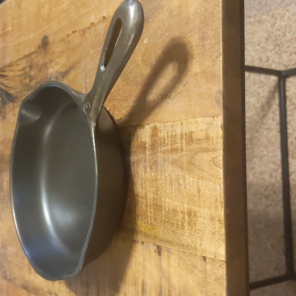 Vintage Unmarked Wagner Cast Iron Skillet, #3 - Picture 6 of 12